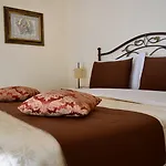 Villamena לינה וארוחת בוקר 3*