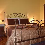 Villamena לינה וארוחת בוקר 3*