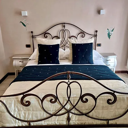 Villamena Bed & Breakfast 3*